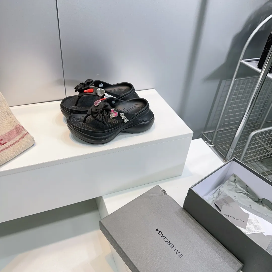 👟👟Ex-factory price 440👟👟 Top quality🔥Balenciaga 25 spring and summer latest thick-soled rubber jelly shoes flip-flops! 25 new spring dark horse items, fashion bloggers at home and abroad have put on foot shows, popular on social platforms at home and abroad, fashionistas must buy, various Parisian elements hardware buckle DIY, highly brand recognition All hardware is re-engraved and made with heavy gold molds Ingenious craftsmanship, accurately restoring every detail Original open-mold EVA rubber and plastic one-piece outsole Super light on the foot, a proper height-increasing artifact with an outsole height of 6cm Original full set of packaging Code number: 35-42 (40, 41, 42 are non-refundable) with original packaging